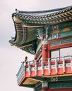 多云的天空下，一座充满活力的传统亚洲寺庙有着复杂的屋檐