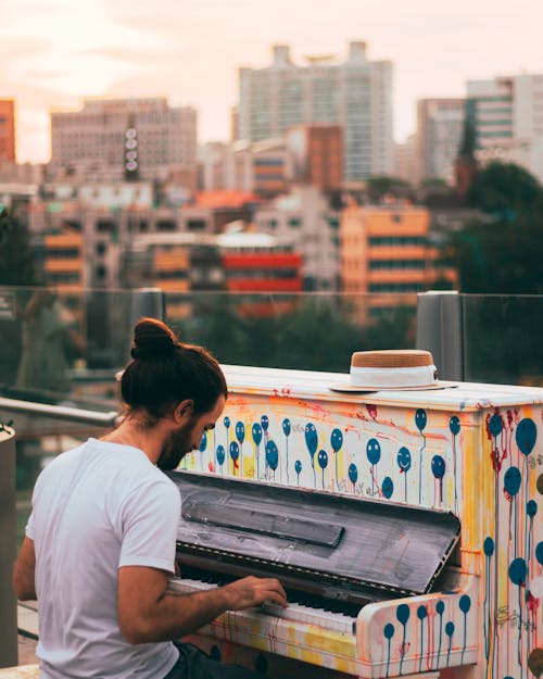 Foto stok gratis atap, bangunan, bermain piano