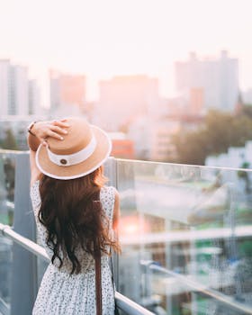 日落时分，女人享受着首尔城市景观的宁静景色