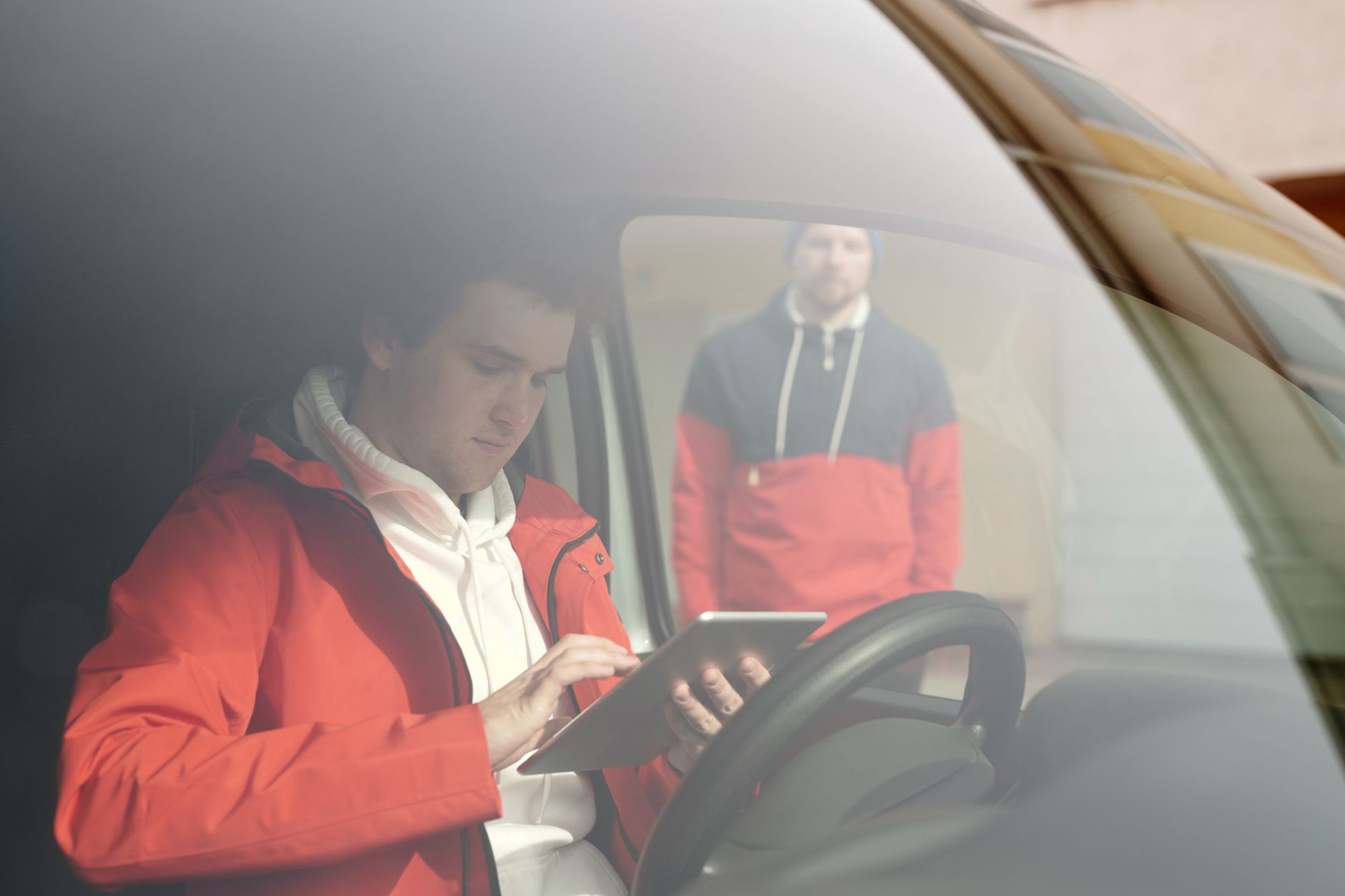 Rider in traffic with app — Jornal Metro