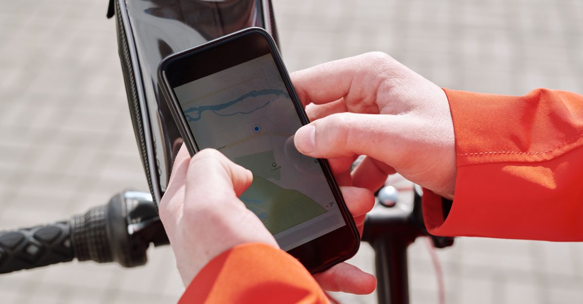 Viajero principiante consultando el móvil con una eSIM instalada en la ciudad