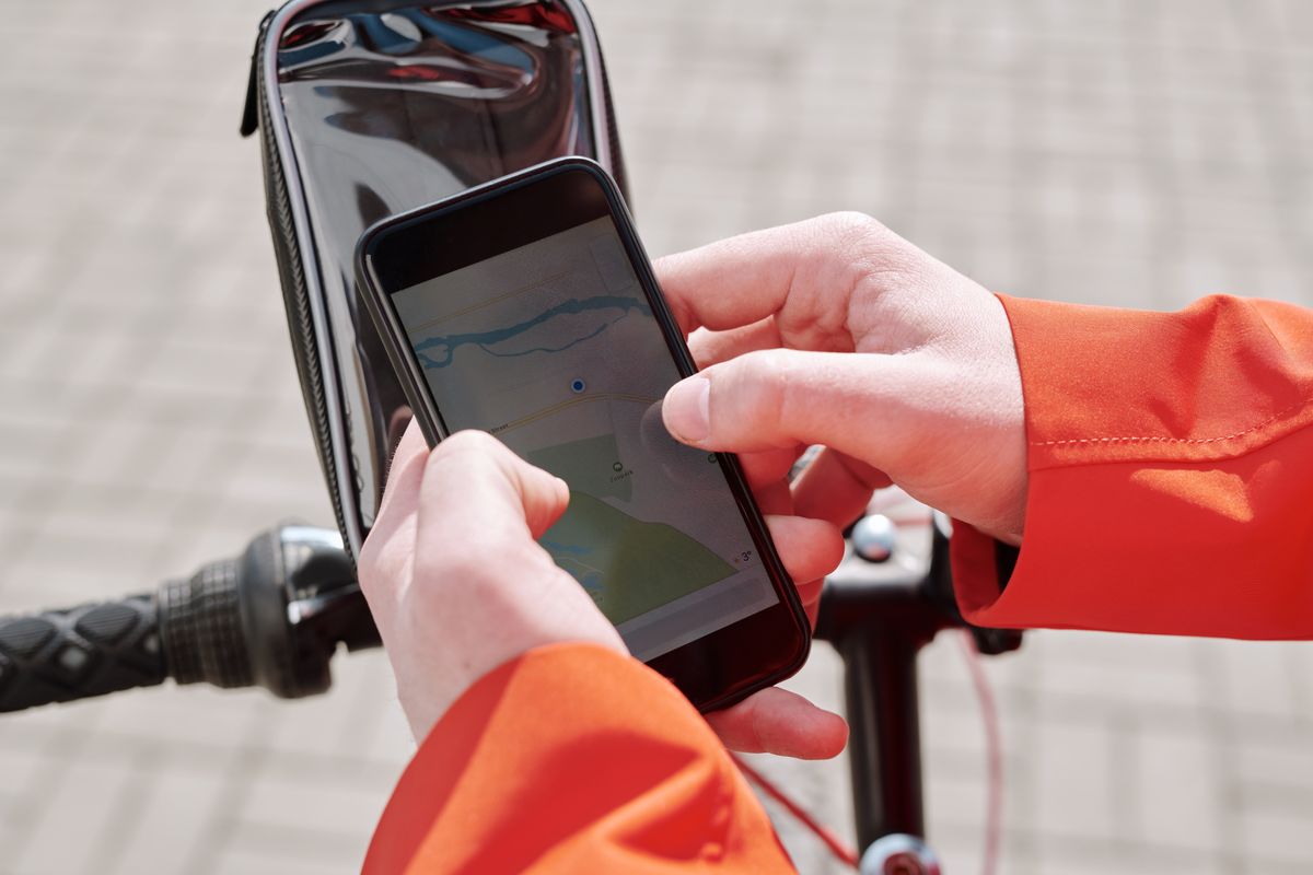 Cyclist viewing navigation information on a smartphone mounted to a bicycle