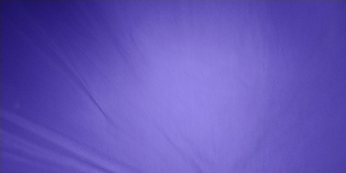 Lebensmittel, die in einem digitalen Warenkorb eines Online-Supermarkts liegen