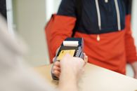 终端设备上非接触式信用卡支付的特写视图