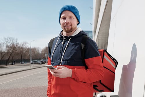 Základová fotografie zdarma na téma bunda, čepka, donáška jídla