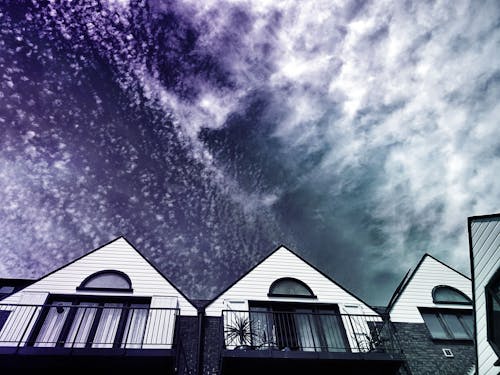 бесплатная Белые расписные дома под пасмурным небом Стоковое фото