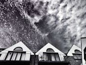 黑白照片中的城市建筑与引人注目的云纹天空