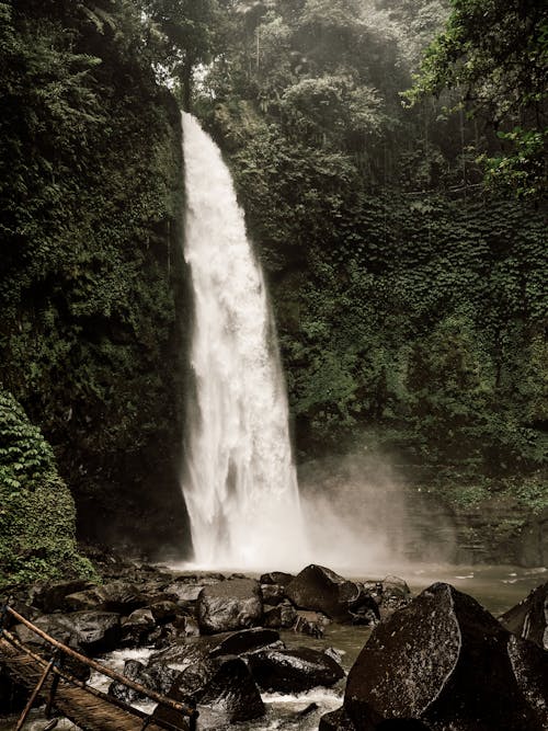 Бесплатное стоковое фото с валуны, вертикальный выстрел, водопады