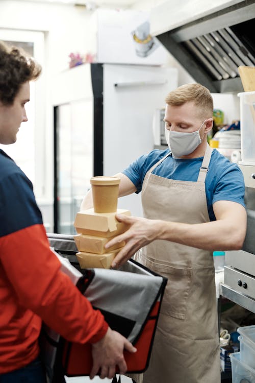 abur cuburlar, adam, apron içeren Ücretsiz stok fotoğraf