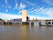 城市码头拥有海滨景观，现代建筑在明亮的蓝天下格外醒目