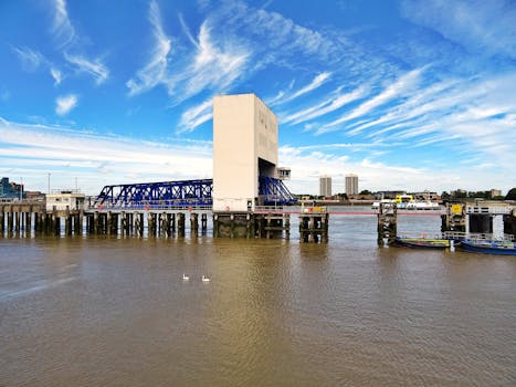 城市码头拥有海滨景观，现代建筑在明亮的蓝天下格外醒目