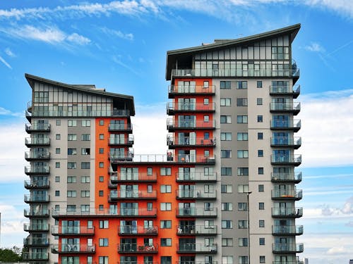 Edificio De Hormigón Gris, Rojo Y Naranja