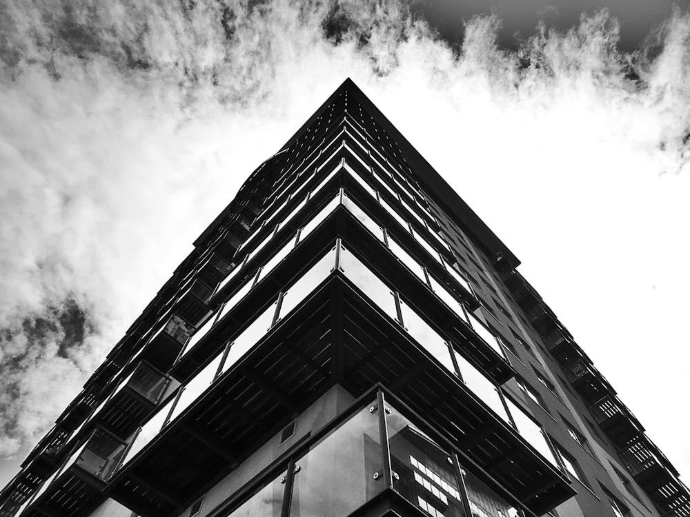 免费 天空下的黑色混凝土建筑 素材图片