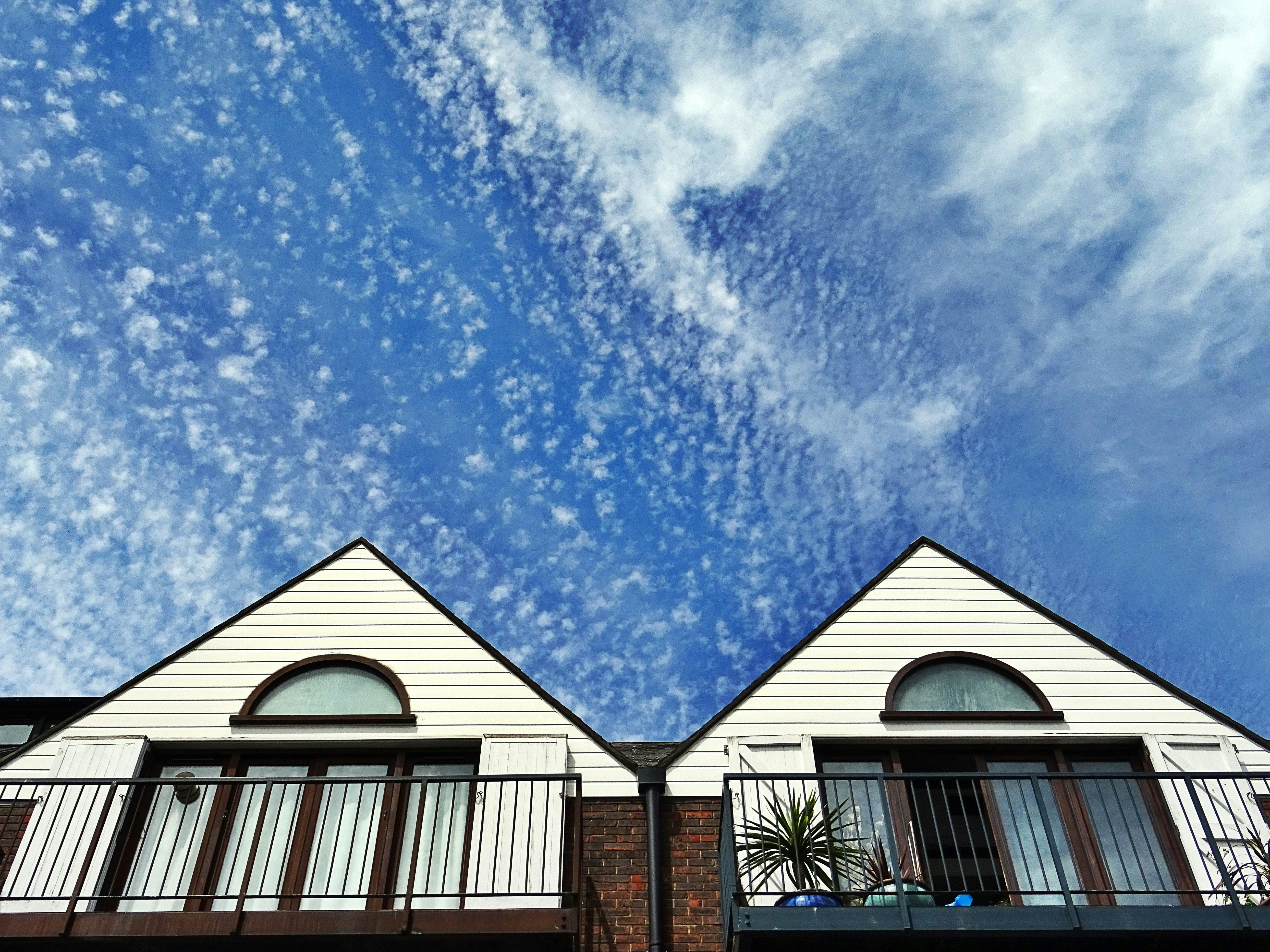 Mortgage rates are rising again, but homebuyers are trickling back — Photo by SevenStorm JUHASZIMRUS on Pexels