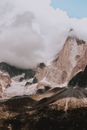 壮丽景色中，一座高耸的山峰被云层和崎岖的地形所包围