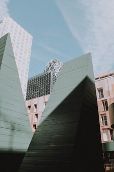 当代建筑迷人的景色、几何形状与明亮的日光相映成趣