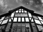 一幅多云天空下单色的都铎王朝经典房屋立面图像