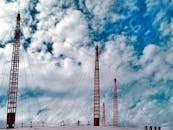 在充满活力的多云天空下，拍摄吊桥电缆与塔楼的特写