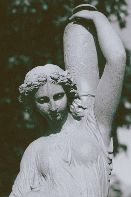 花瓶を持つ女性の古代像