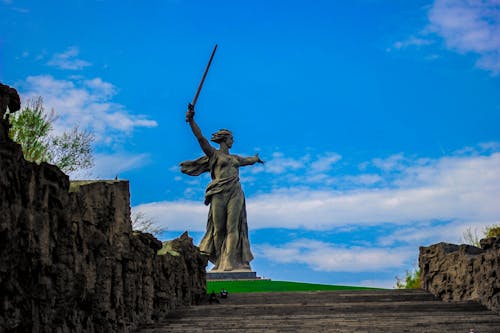 бесплатная Статуя леди юстиции под голубым небом Стоковое фото