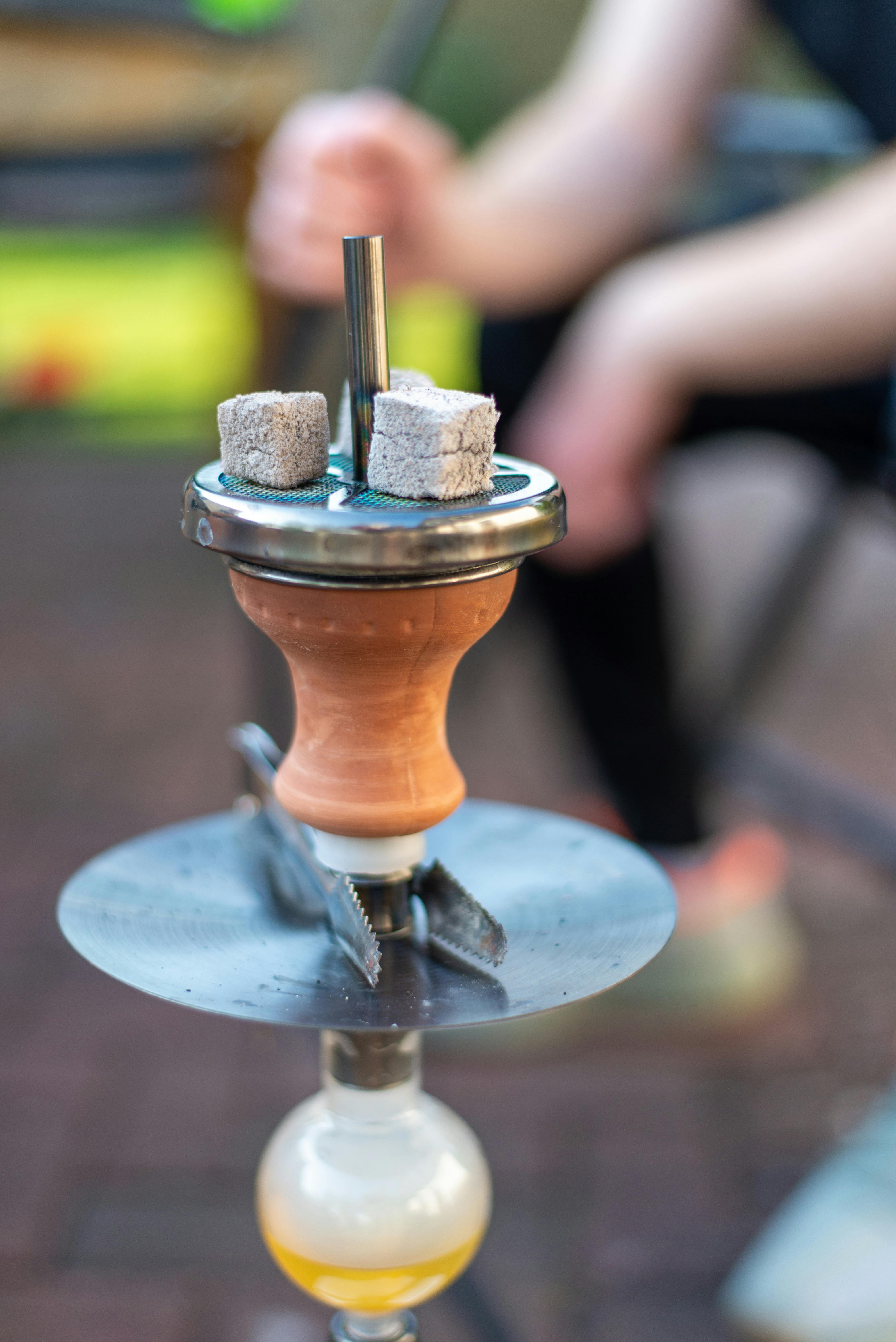 Người Đàn Ông Hút Shisha Cổ Điển Nền Đẹp Với Những Tia Sáng Và Khói Màu