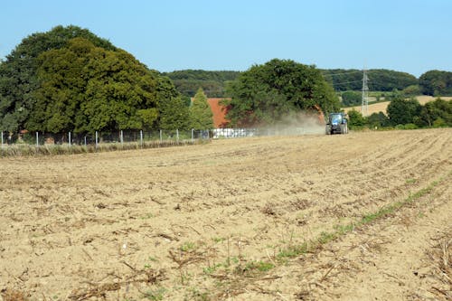 Free stock photo of bauernhof feld, pflügen, traktor