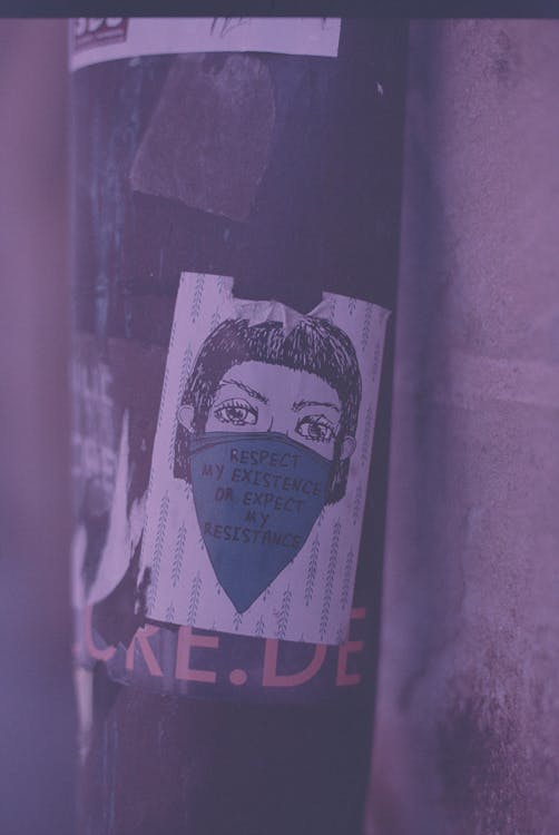 Poster illustré d'une personne masquée