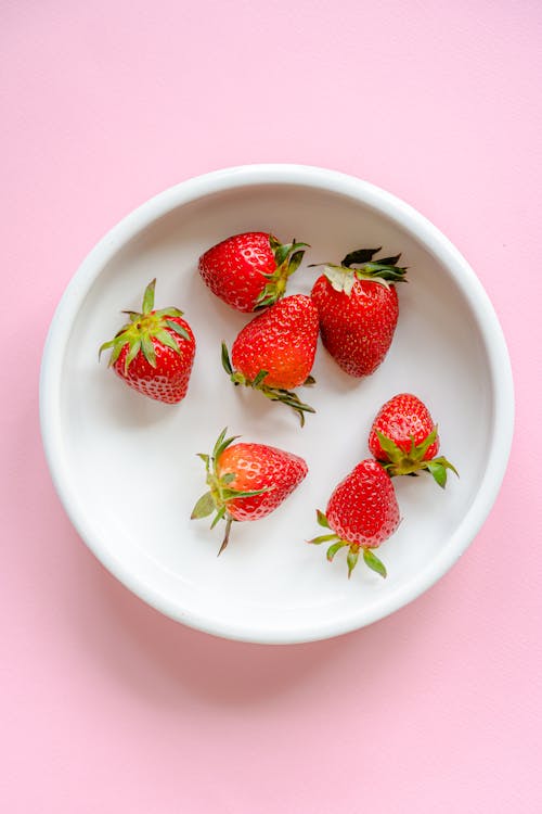 무료 딸기, 보울, 분홍색 배경의 무료 스톡 사진