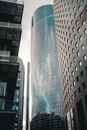 从位于市中心的当代未来派办公楼下方，白天开始