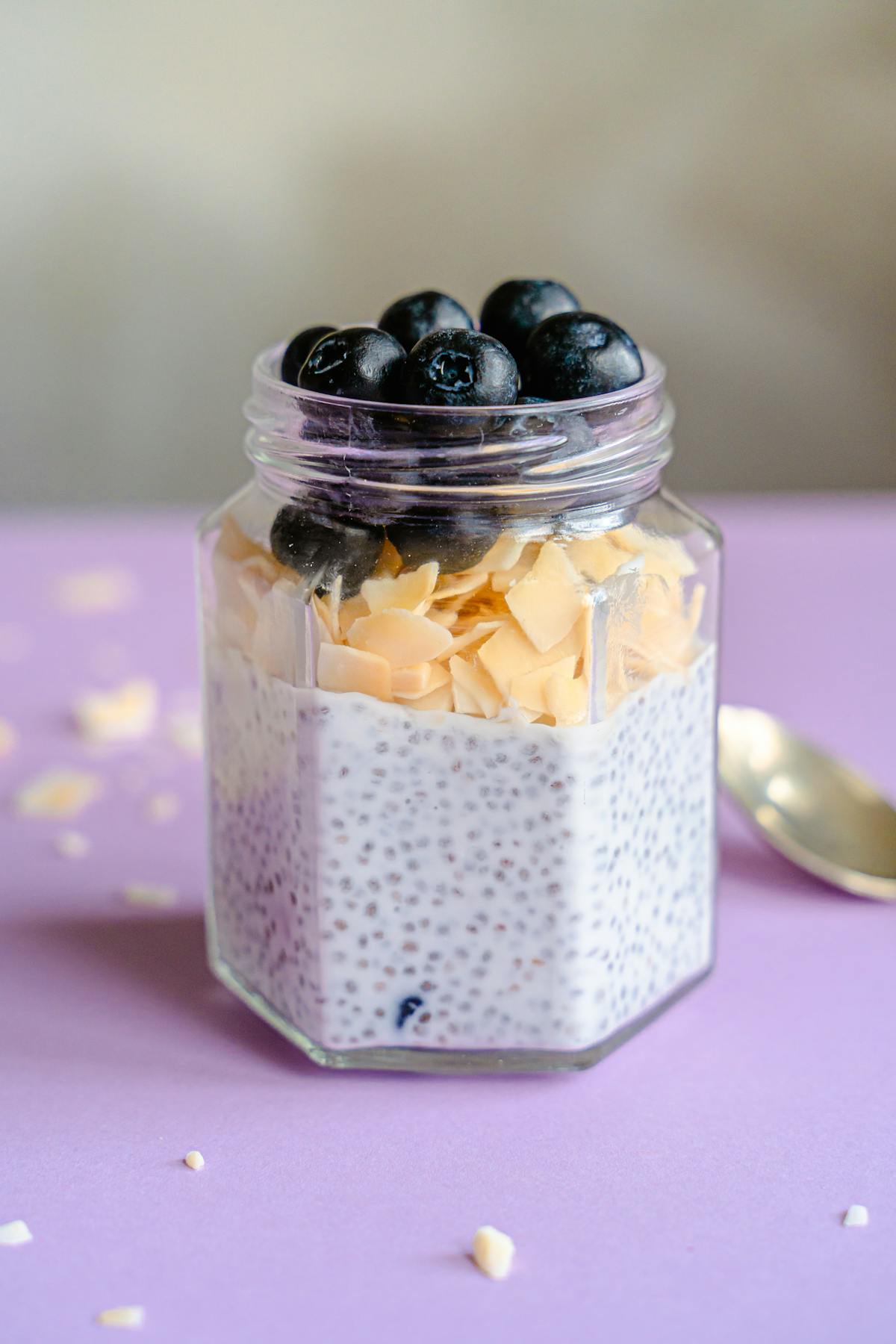 Pudding di chia in vasetto guarnito con lamelle di mandorle e mirtilli