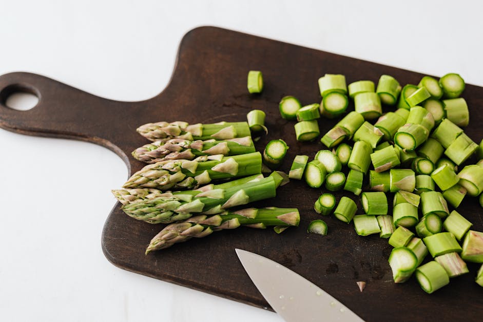 How to cut asparagus spears