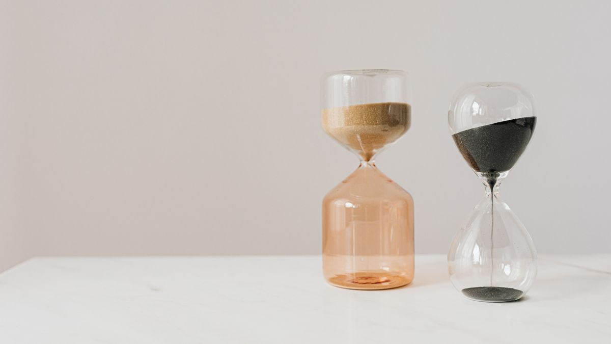 2つの砂時計。無料版は24時間ごとに利用できる量が決まっているイメージ