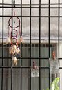 波西米亚捕梦者的羽毛和励志音符夹在窗户格栅上