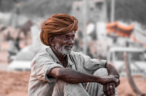 Foto d'estoc gratuïta de assegut, barbut, expressió facial