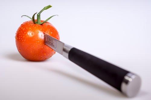 Kostenloses Stock Foto zu frische tomaten, messer, nass