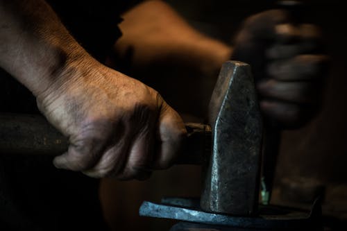 Kostenloses Stock Foto zu arbeiten, arbeiter, hammer