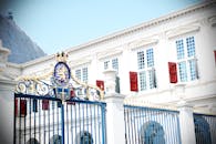 日光下，华丽的大门和历史建筑立面呈现出令人惊叹的景色