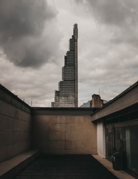 波哥大的多云天空下，现代摩天大楼勾勒出哥伦比亚的天际线