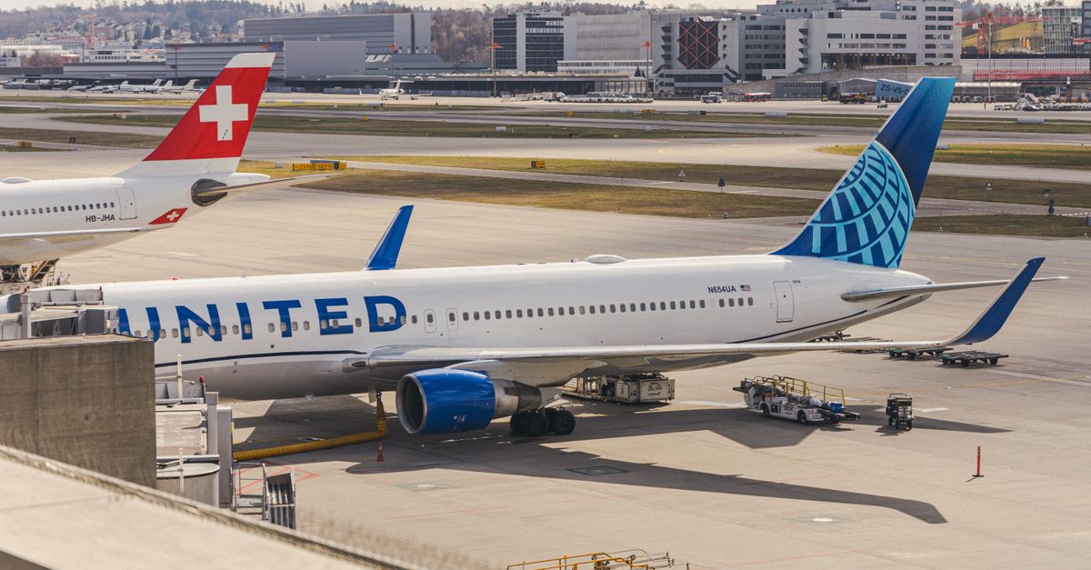 United Airlines airplane terminal gate airport app