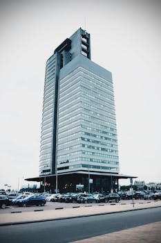 未来派的摩天大楼拥有玻璃立面，城市景观中停放着汽车