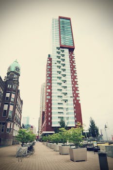 这座未来派高层建筑拥有独特的红色装饰和玻璃窗，四周环绕着城市景观