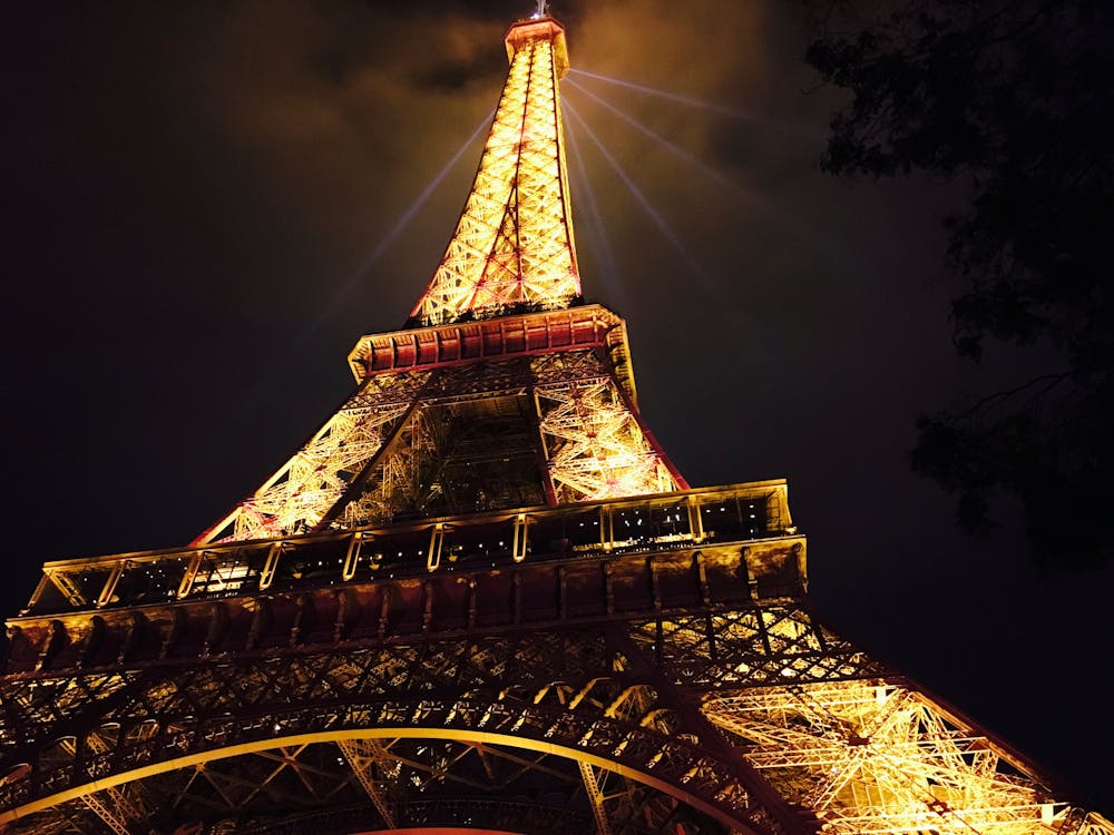 Fotografia De Baixo ângulo Da Torre Eiffel