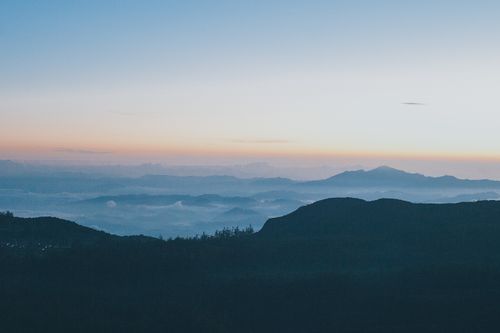 Free Capture of the serene mountain landscape at sunrise in Sri Lanka, showcasing a panoramic view of misty peaks. Stock Photo