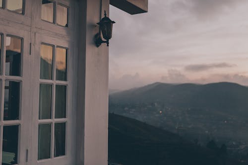 Foto profissional grátis de abajur, casa, coluna