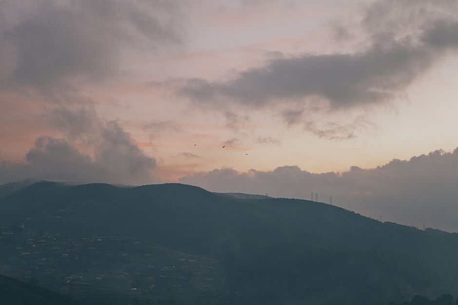 A peaceful view of Sri Lankan mountains during a stunning sunset with dramatic cloud formations.