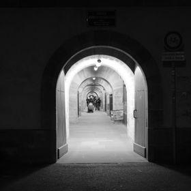 Corredor estreito com arco em prédio antigo