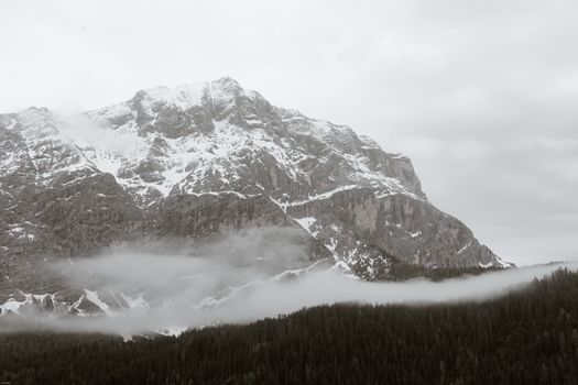 雪山云雾缭绕，景色宁静