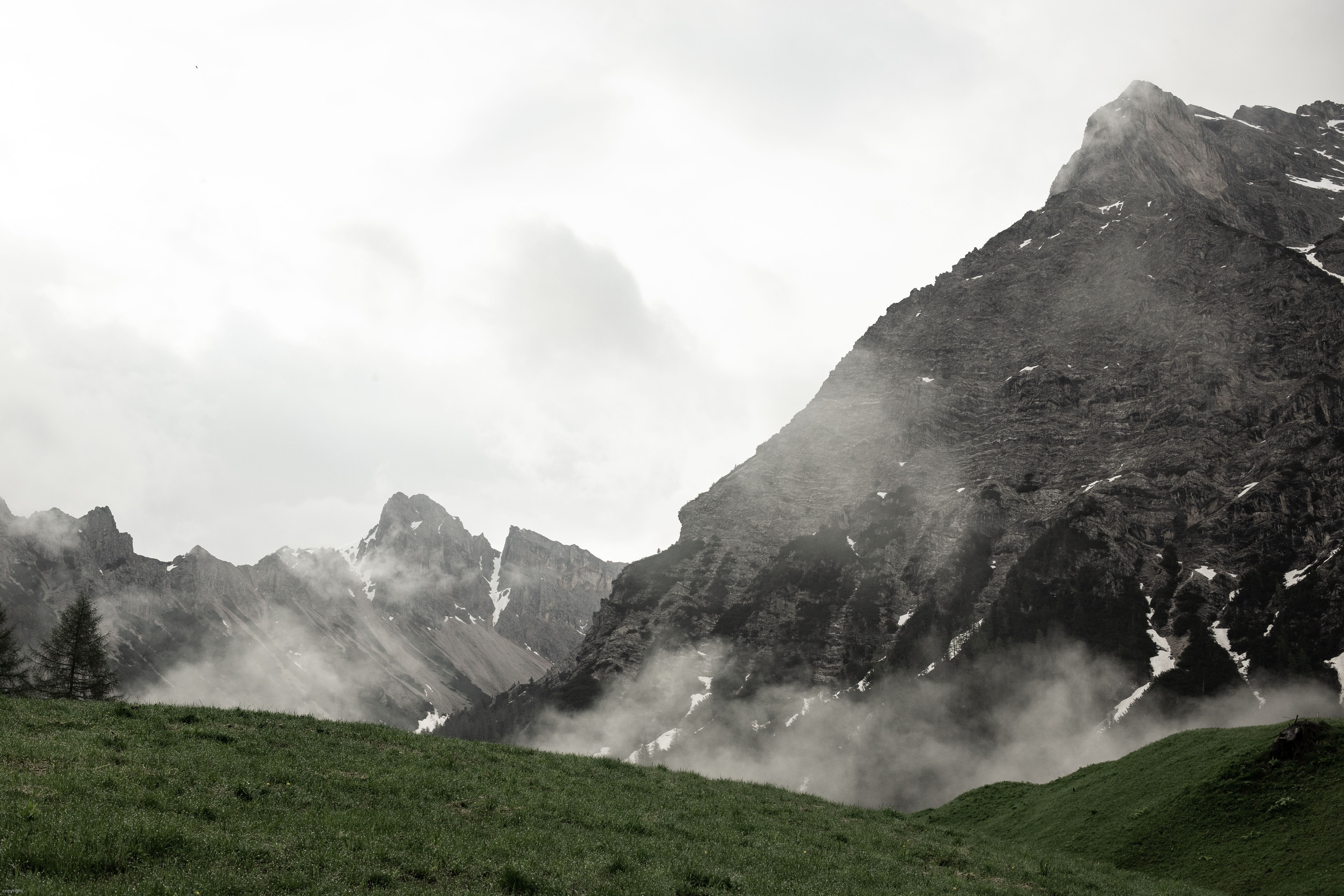 云雾缭绕的山峰、郁郁葱葱的绿坡和宁静的山地景观，非常适合大自然爱好者