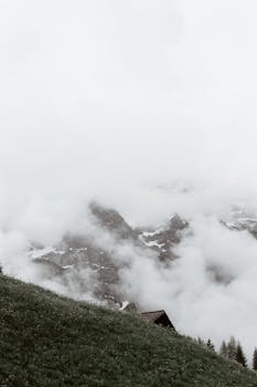 这片雾蒙蒙的宁静山地景观，配有小屋，非常适合喜爱宁静的自然爱好者
