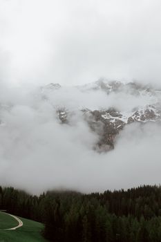 山间雾霭朦胧，浓雾弥漫，森林郁郁葱葱，非常适合大自然爱好者